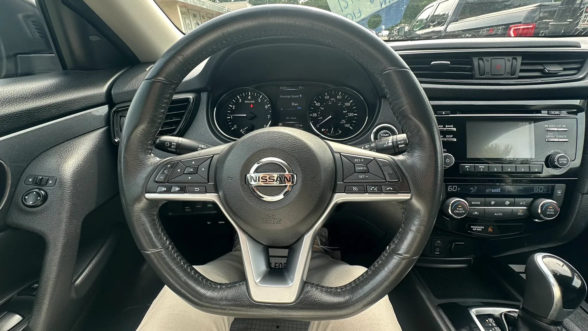 Used 2017 Nissan Rogue SV AWD/4WD image 11