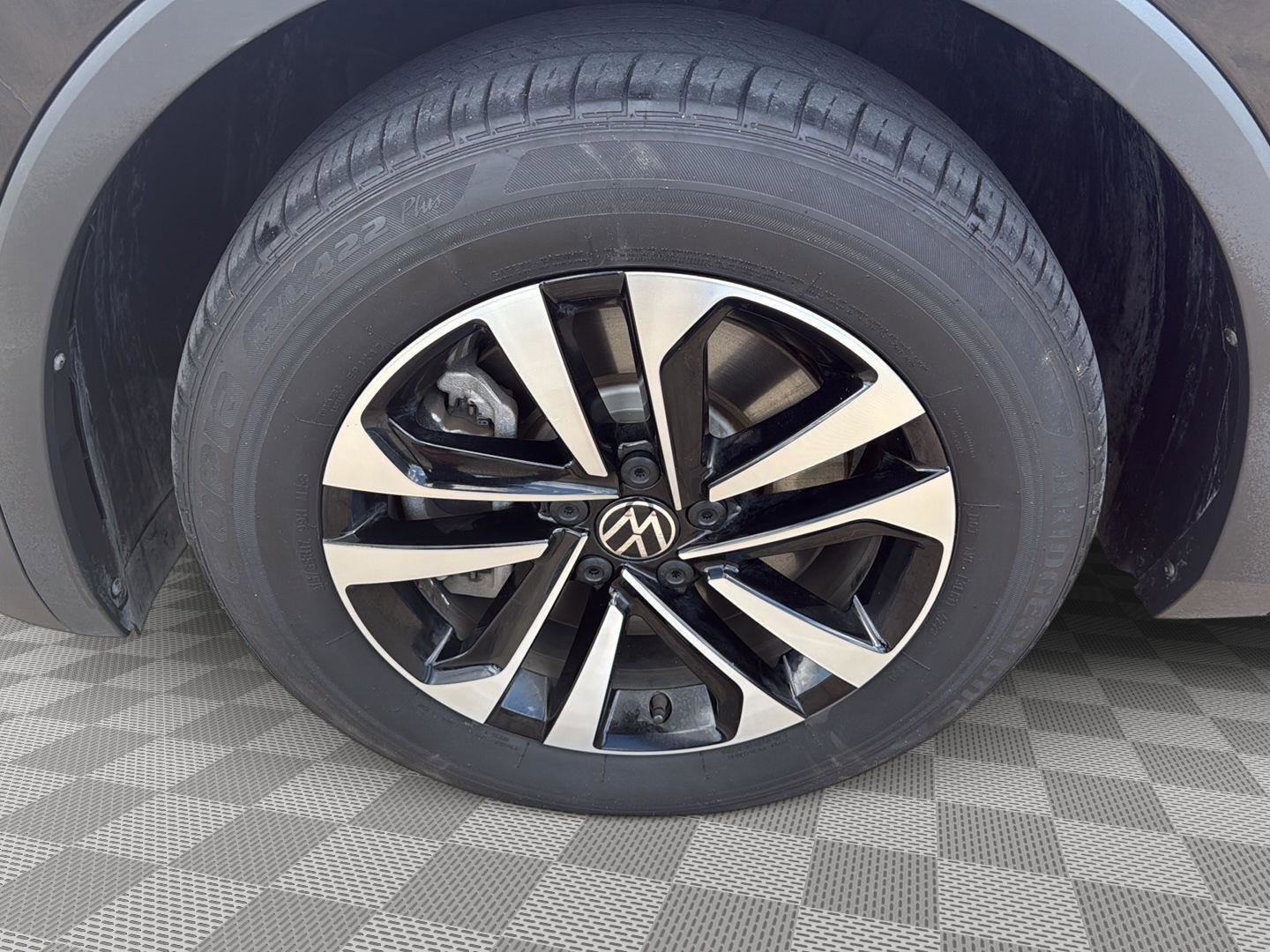 Used 2024 Volkswagen Tiguan S image 9