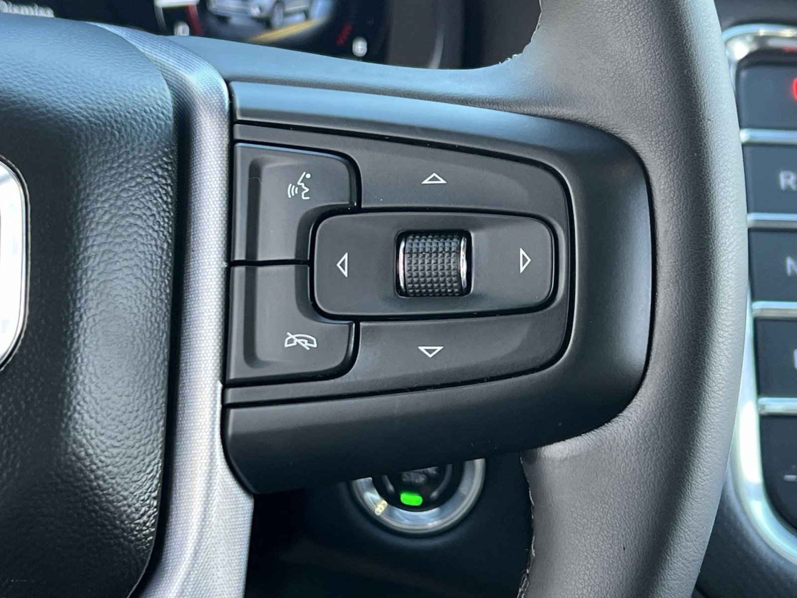 Used 2023 GMC Yukon XL SLT image 30