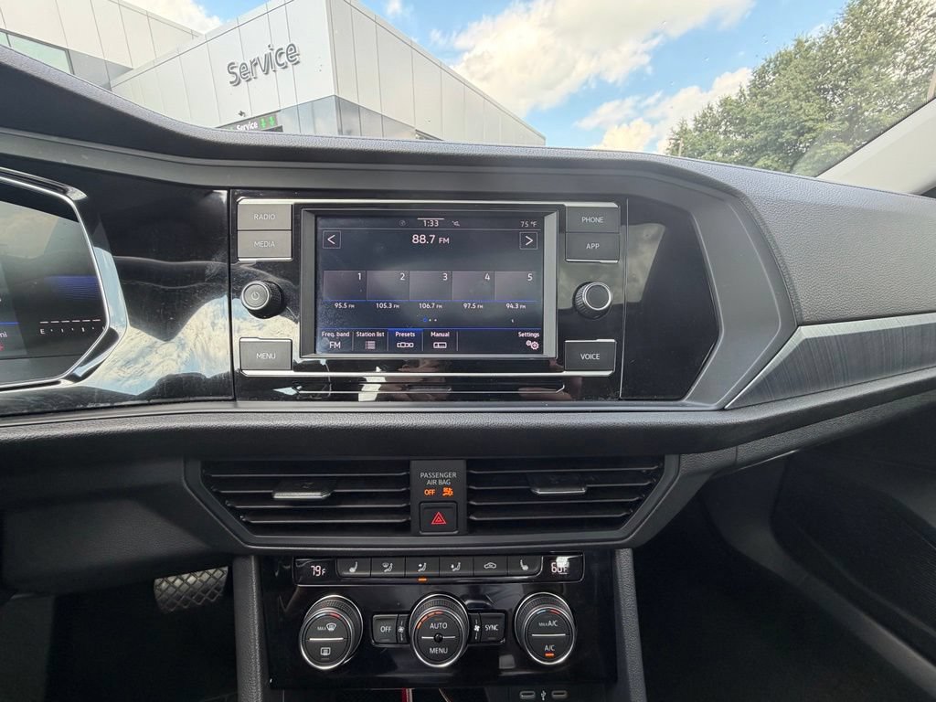 Used 2024 Volkswagen Jetta SE FWD image 9