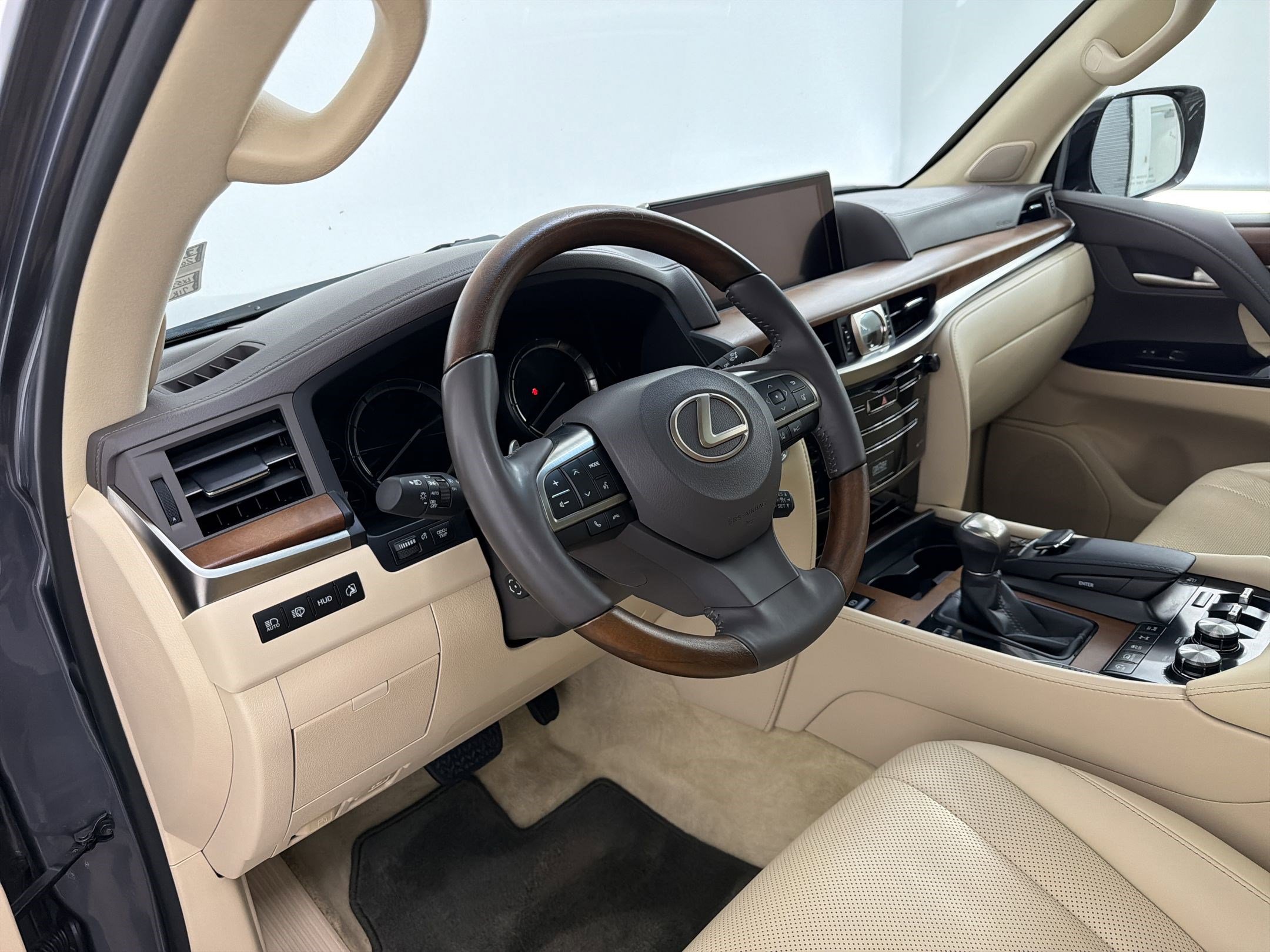 Used 2018 Lexus LX 570 4WD w/ Luxury Package image 4