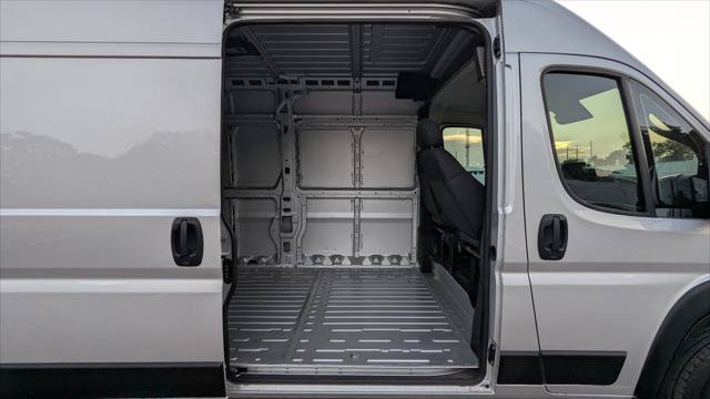 Used 2024 RAM ProMaster 2500 w/ Premium Convenience Group FWD image 18