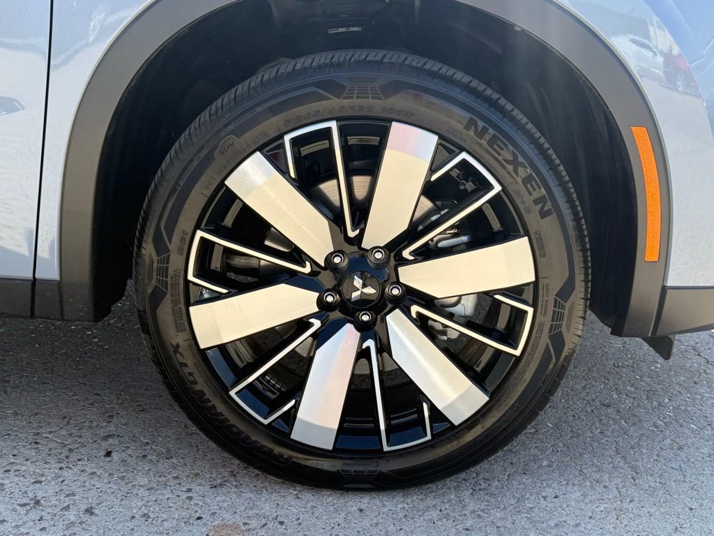 Used 2025 Mitsubishi Outlander SE image 11