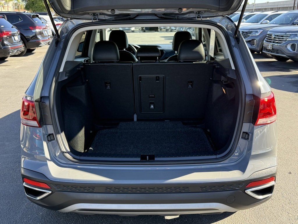 Used 2023 Volkswagen Taos SE w/ Panoramic Sunroof Package image 9