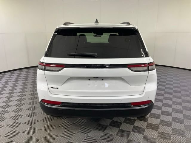 Used 2023 Jeep Grand Cherokee Altitude AWD/4WD image 5