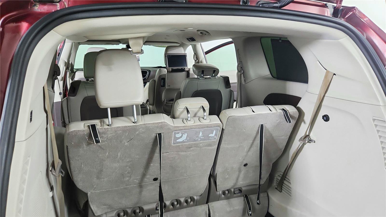 Used 2021 Chrysler Pacifica Touring-L w/ Uconnect Theater Family Group FWD image 18