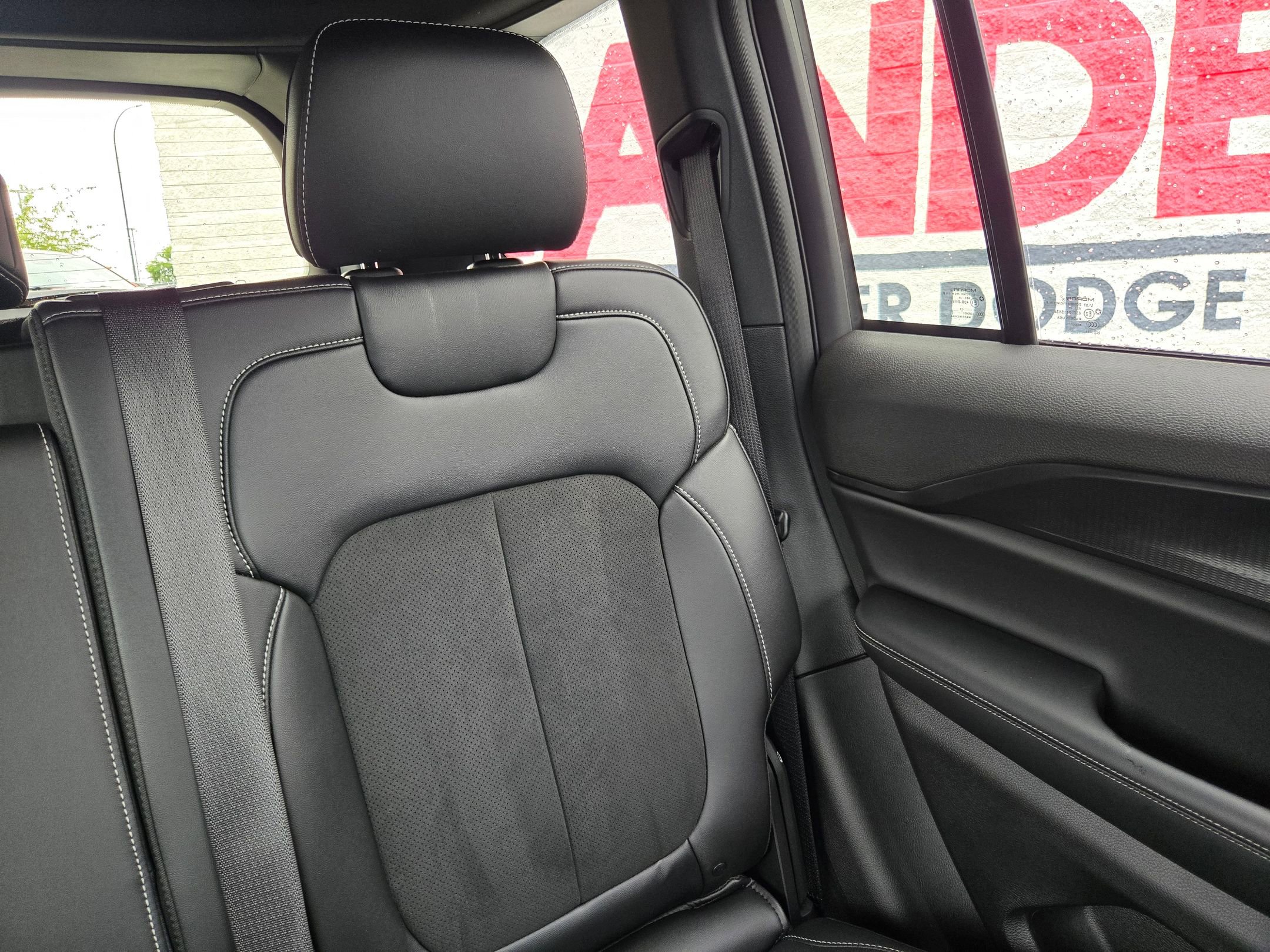 Used 2025 Jeep Grand Cherokee 4WD image 14