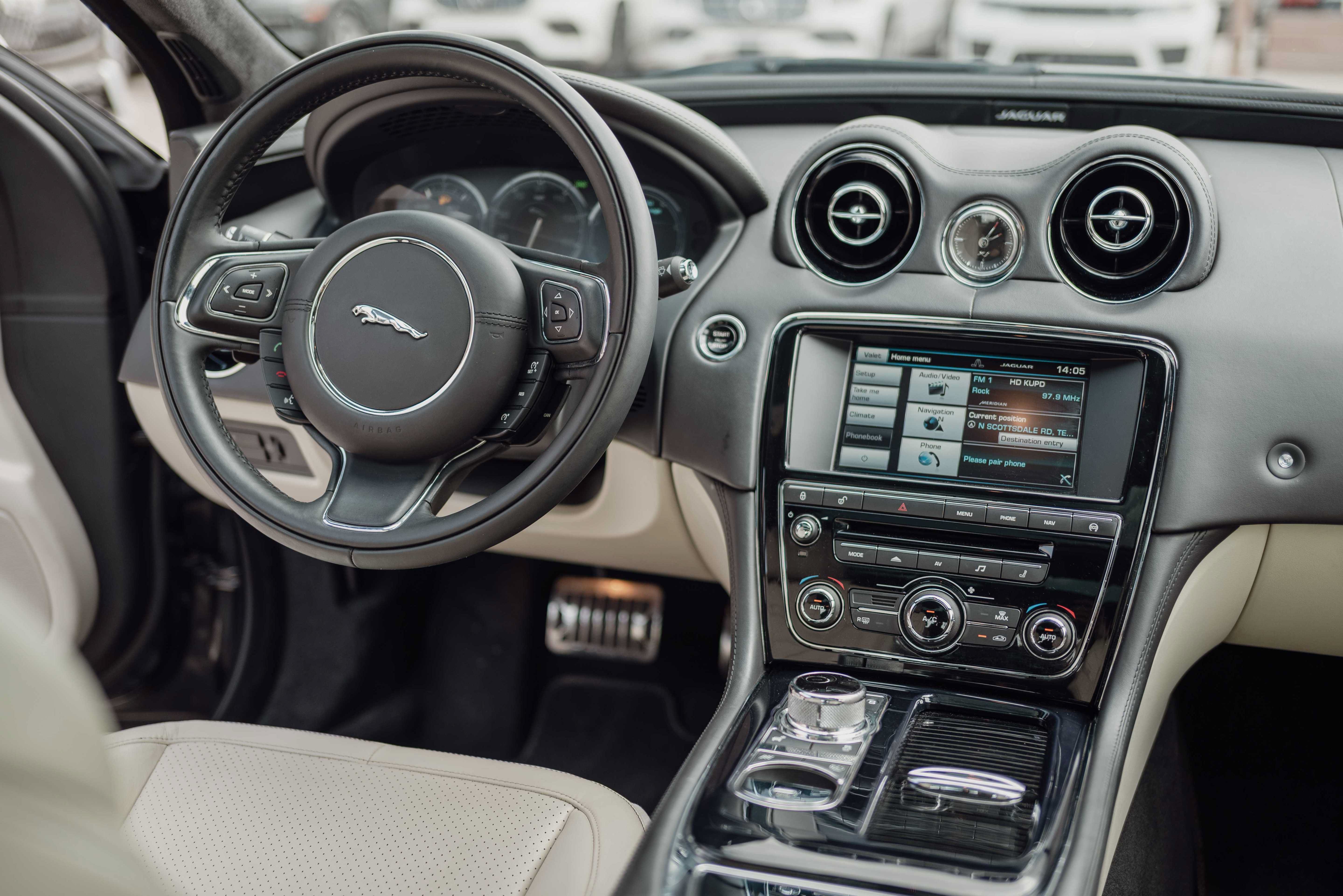 Used 2015 Jaguar XJ RWD image 8
