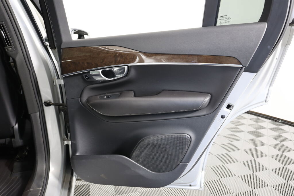 Used 2016 Volvo XC90 T6 Momentum w/ Momentum Plus Package image 19