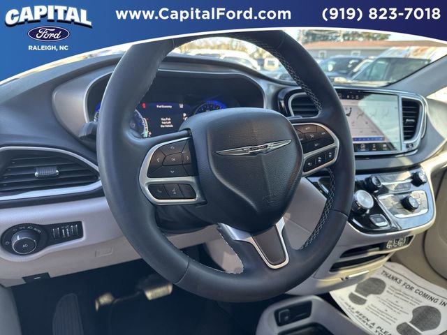 Used 2024 Chrysler Pacifica Touring-L image 23