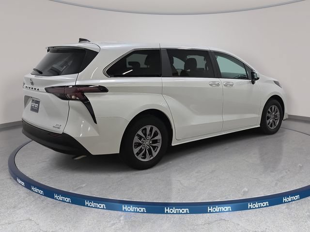 Certified 2024 Toyota Sienna XLE FWD image 5