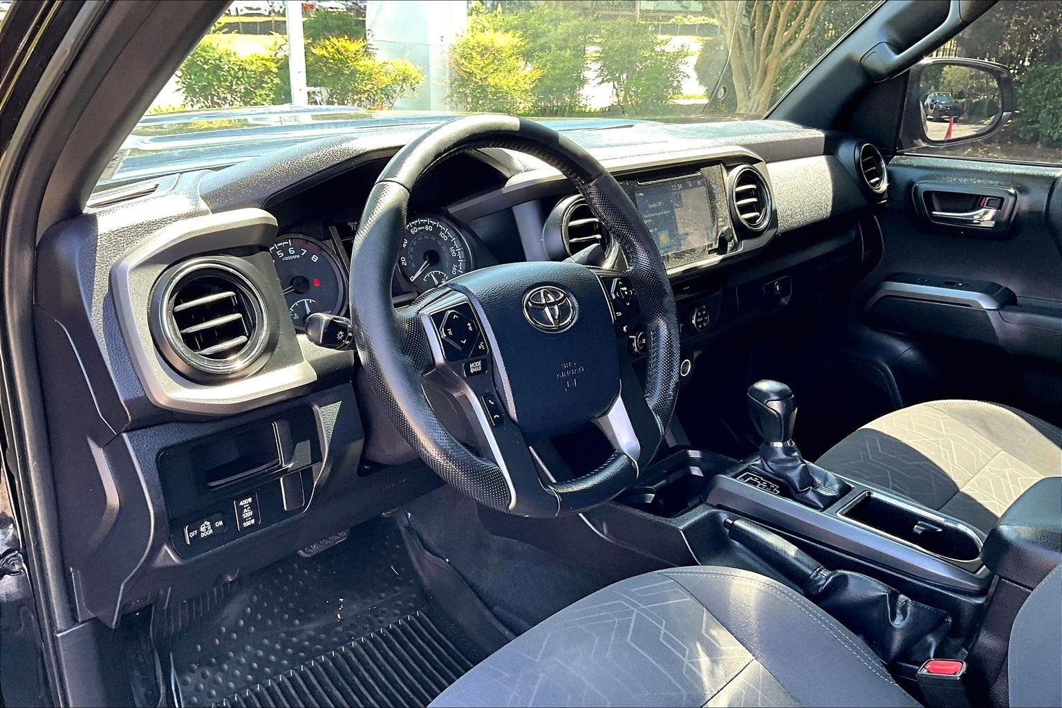 Used 2016 Toyota Tacoma TRD Sport w/ Towing Package AWD/4WD image 13