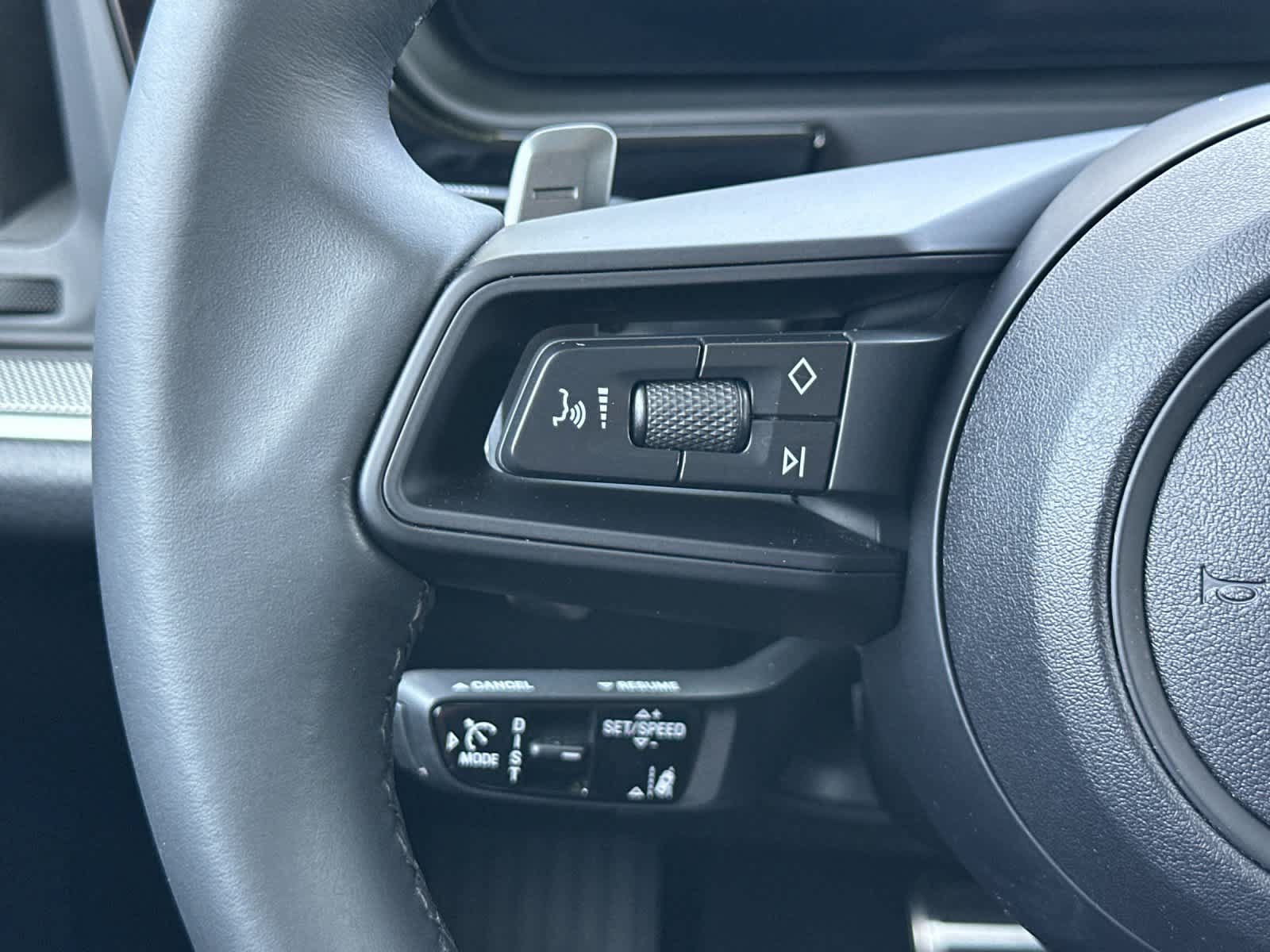 Certified 2025 Porsche Cayenne AWD/4WD image 28