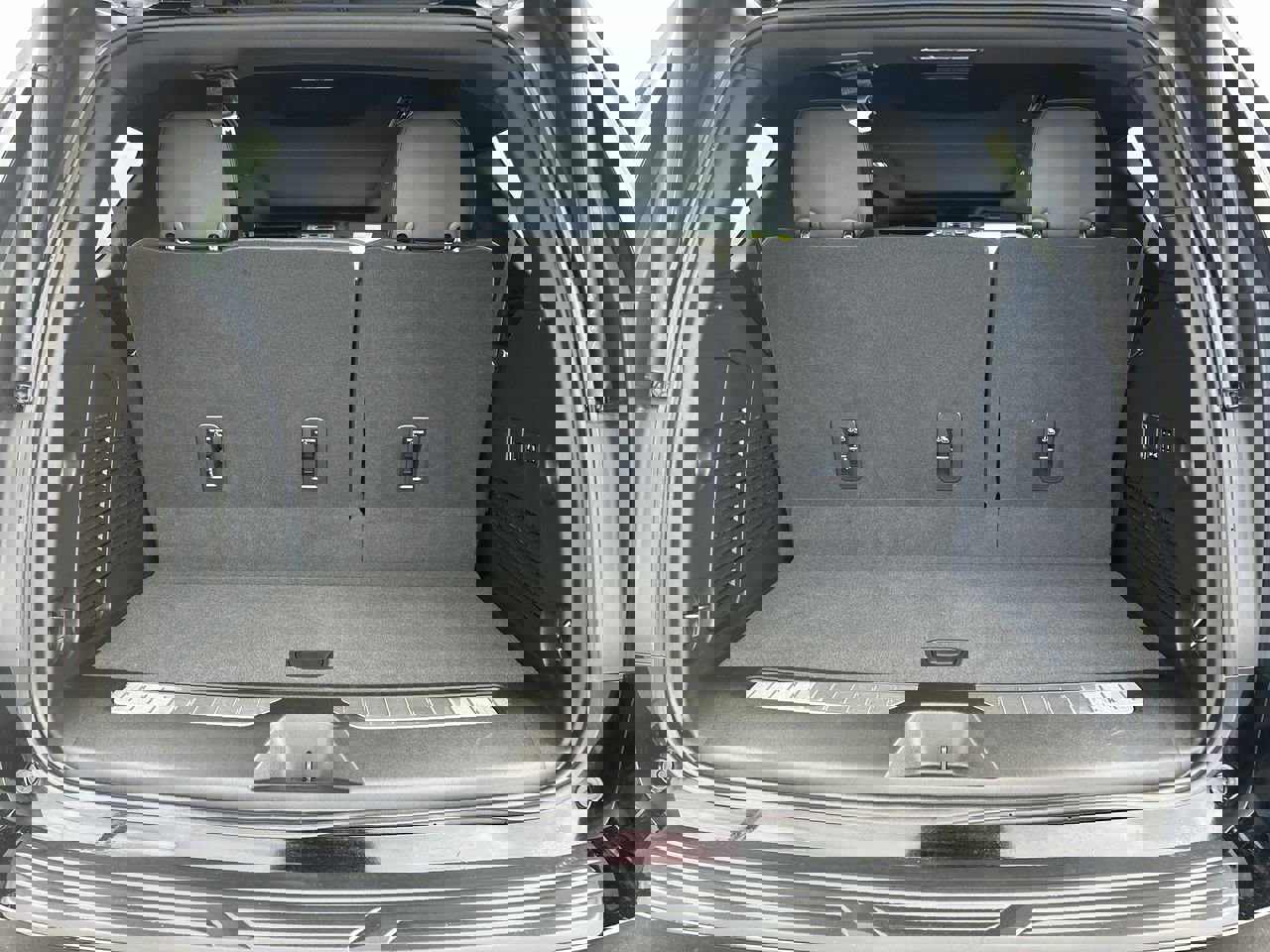 Used 2023 Chevrolet Tahoe Z71 w/ Z71 Off-Road Package image 11