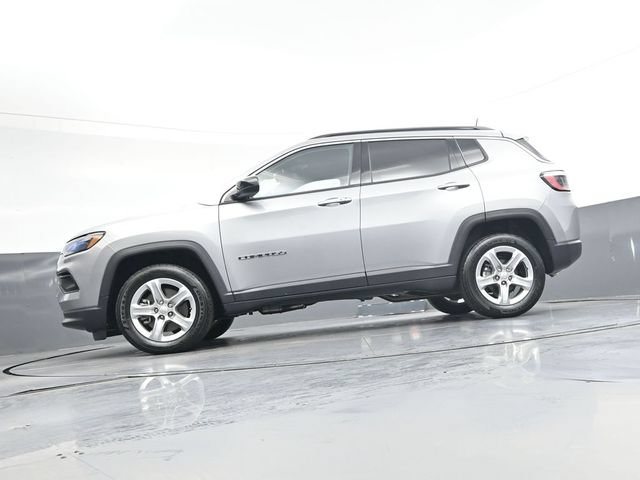 Used 2023 Jeep Compass Latitude w/ Sun and Sound Group AWD/4WD image 35