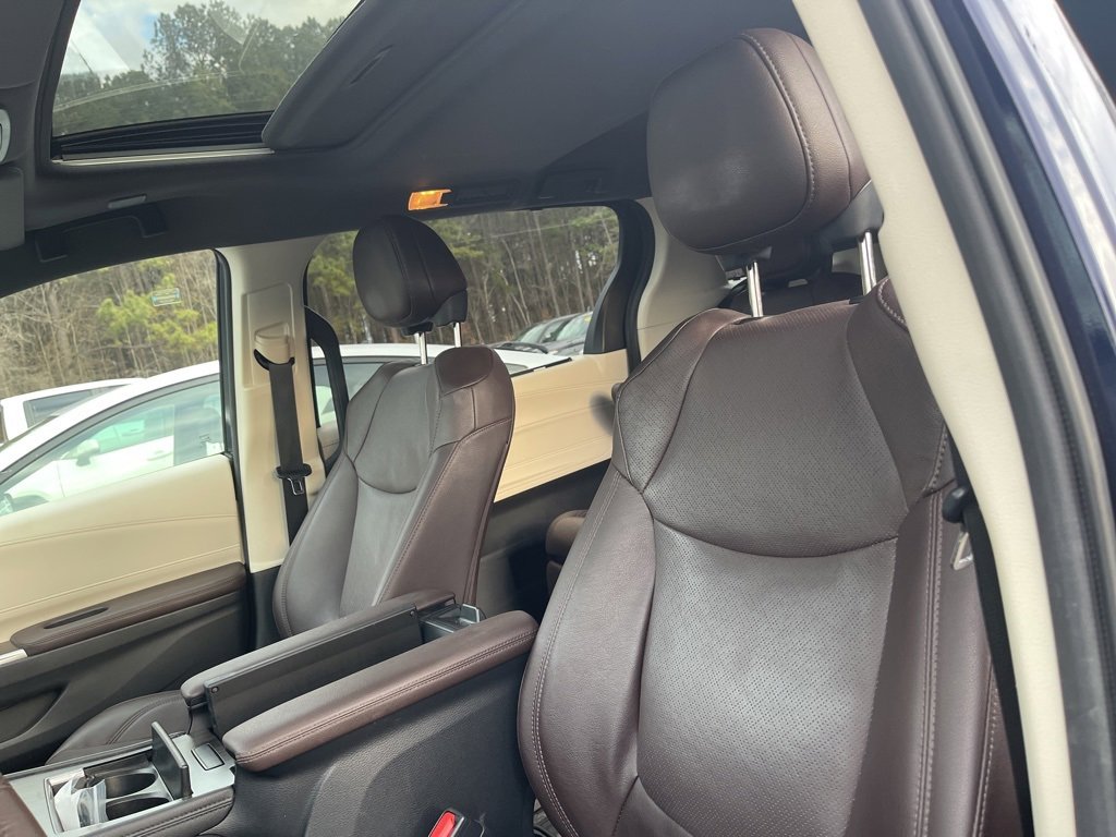 Used 2023 Toyota Sienna Platinum image 8