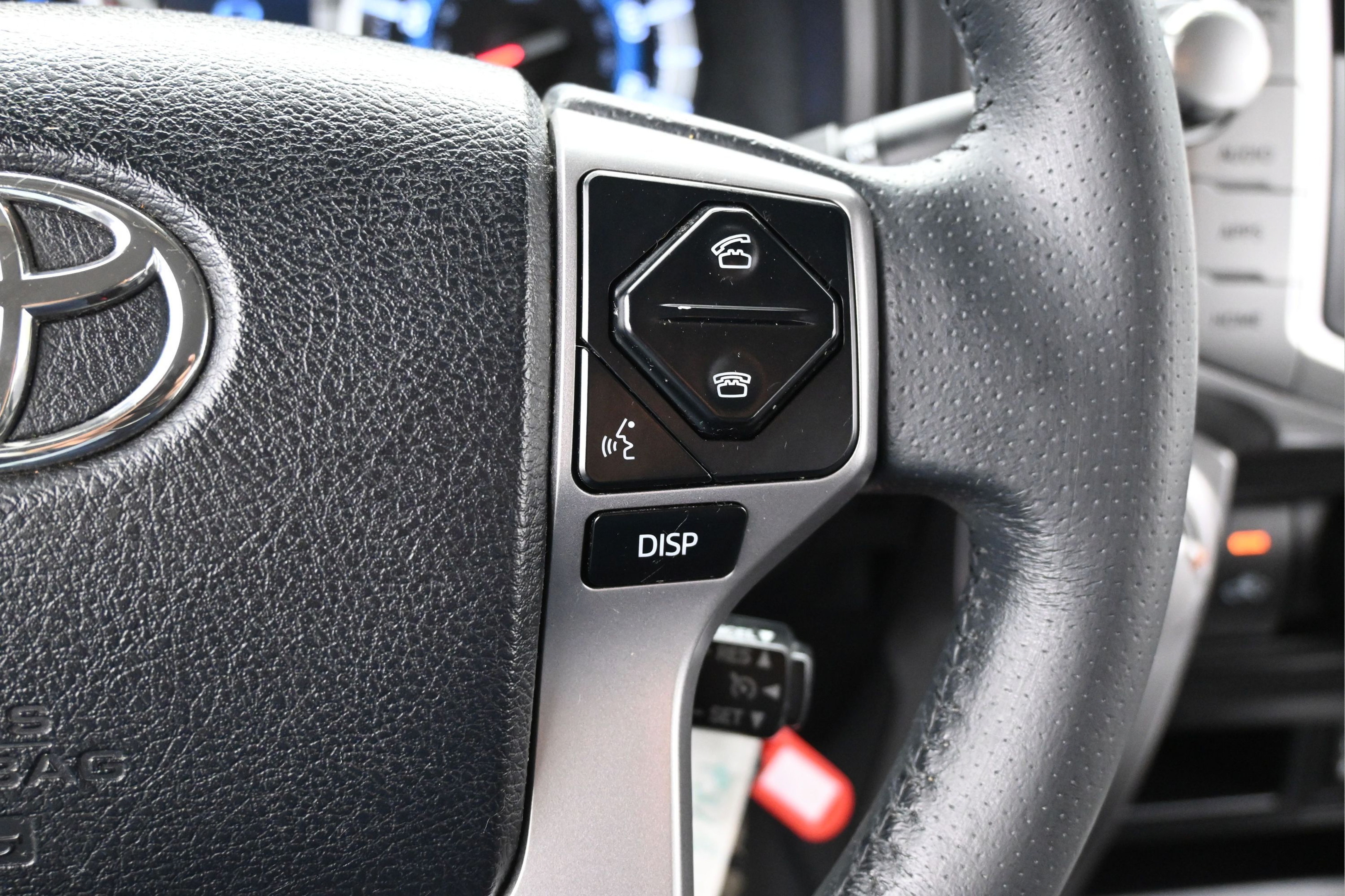 Used 2018 Toyota 4Runner SR5 AWD/4WD image 15