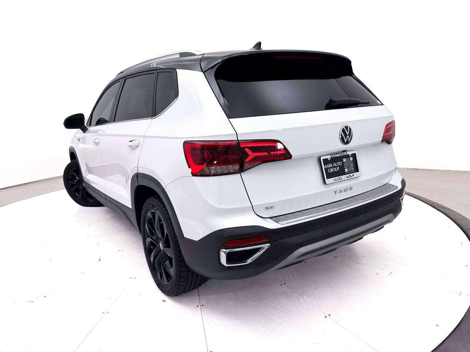 Used 2023 Volkswagen Taos SE w/ Panoramic Sunroof Package FWD image 7