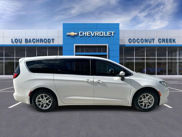 Used 2023 Chrysler Voyager LX FWD image 9
