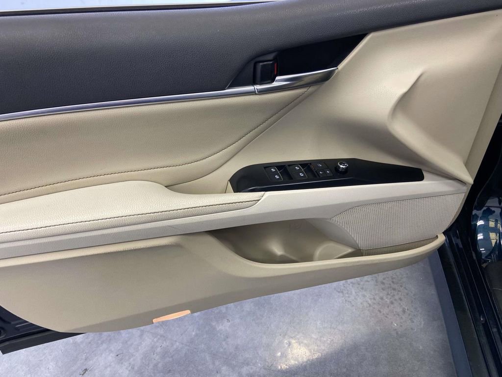 Used 2018 Toyota Camry XLE FWD image 16