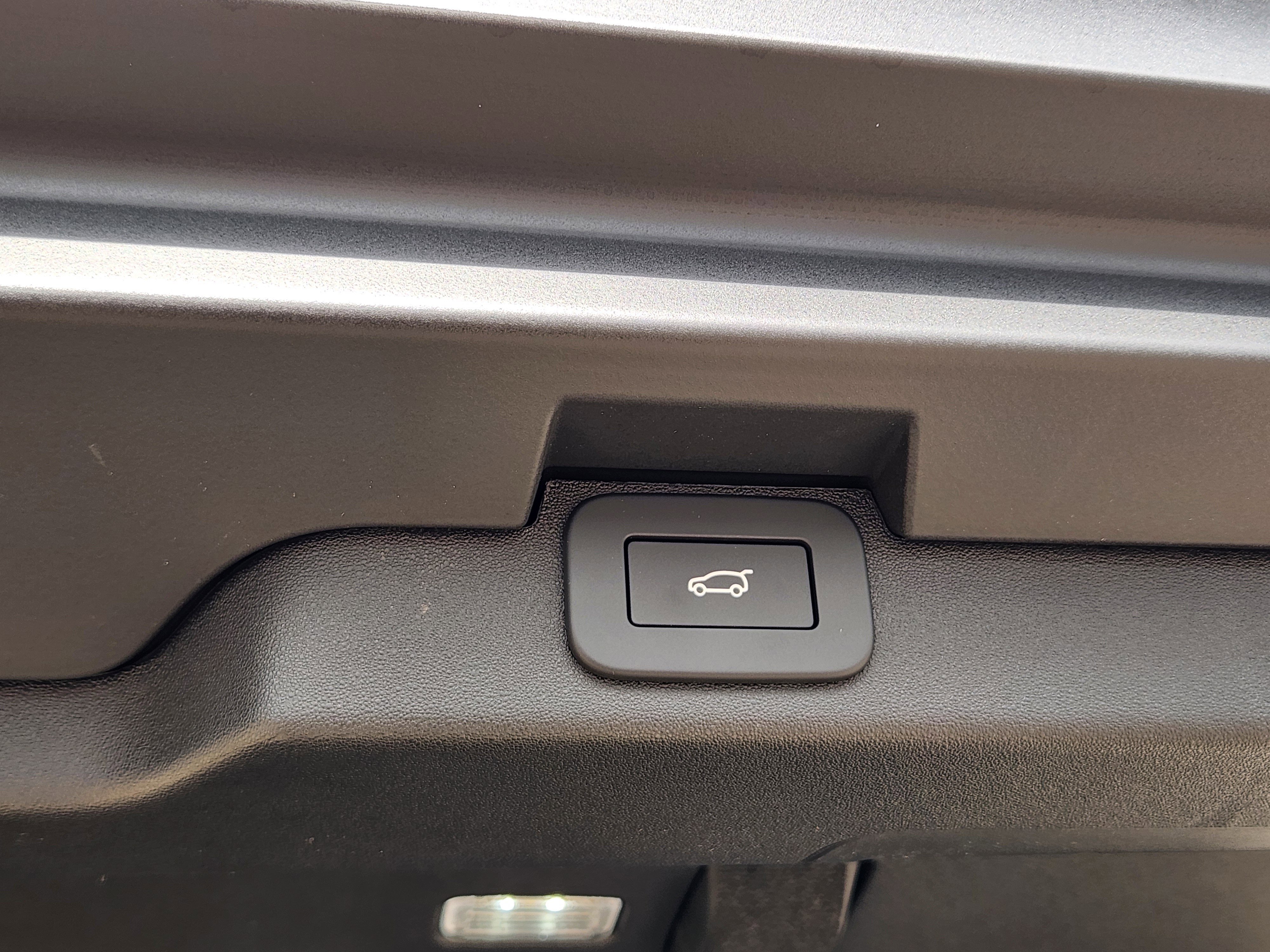 New 2026 Land Rover Discovery Limited Edition AWD/4WD image 29