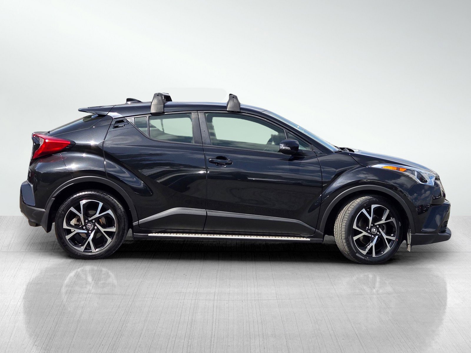 Used 2018 Toyota C-HR XLE FWD image 3