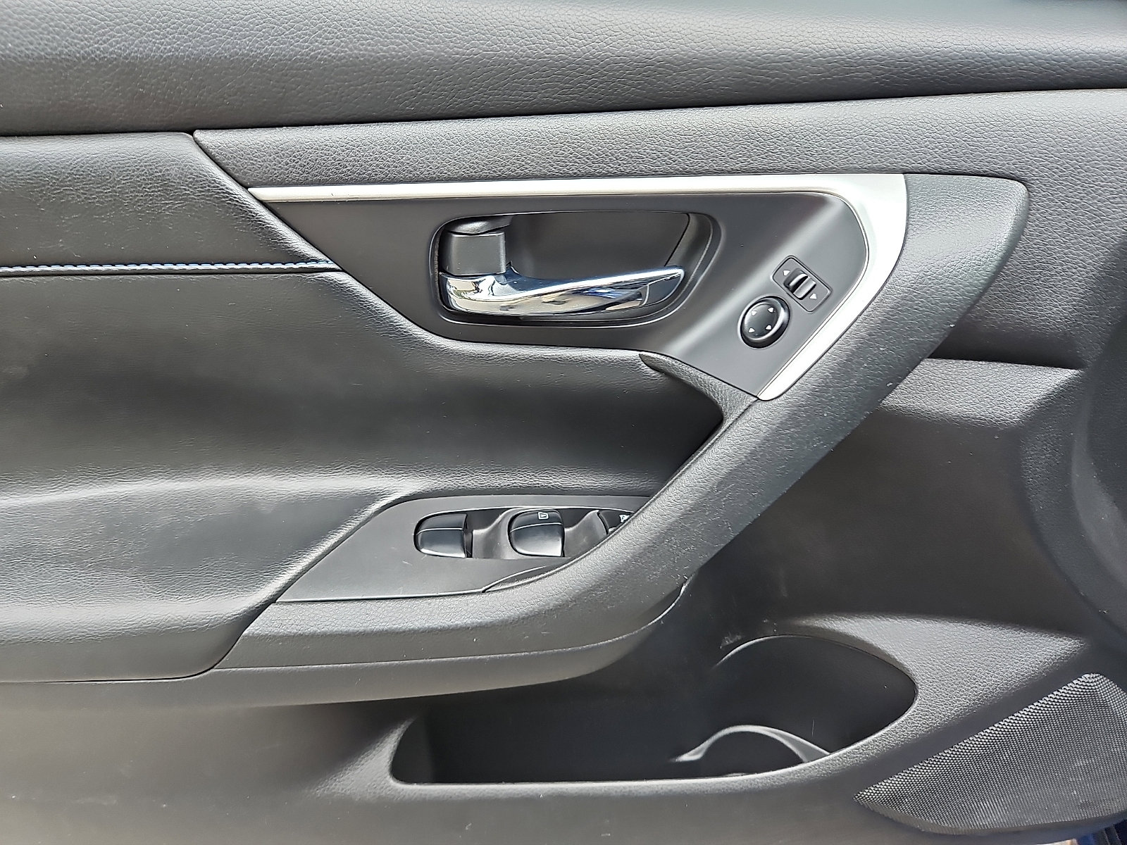 Used 2016 Nissan Altima 2.5 SR w/ LED Appearance Package image 11