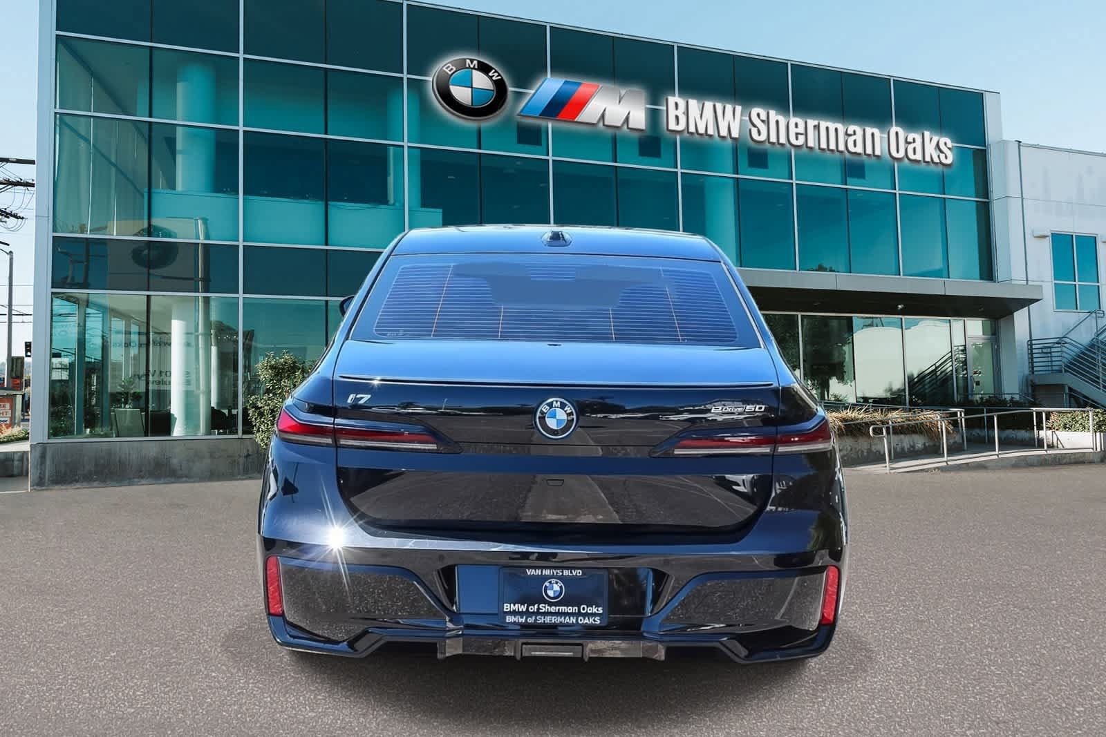 Certified 2025 BMW i7 eDrive50 w/ Executive Package RWD image 5