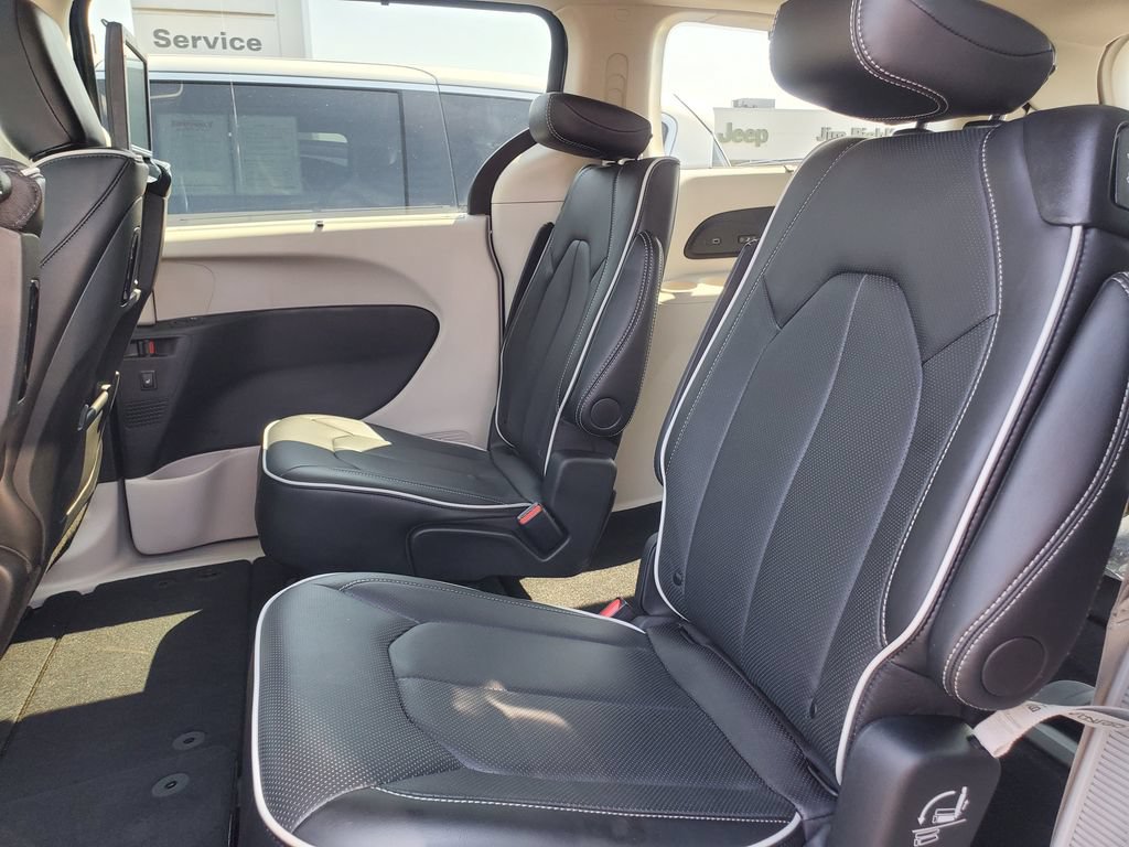 Used 2024 Chrysler Pacifica Limited w/ Uconnect Theater Family Group AWD/4WD image 31