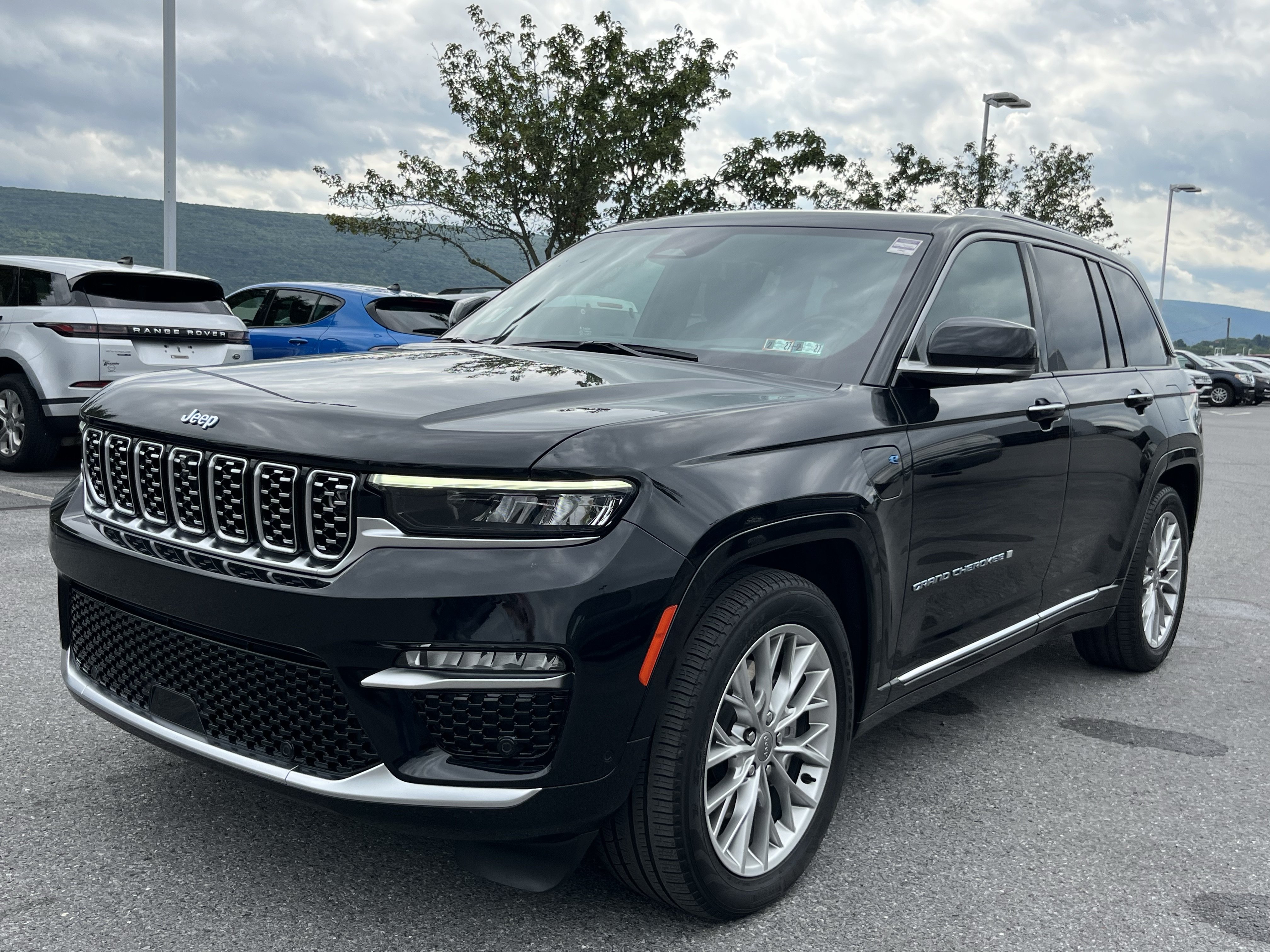 Used 2023 Jeep Grand Cherokee Summit w/ Advanced Protech Group IV AWD/4WD image 12