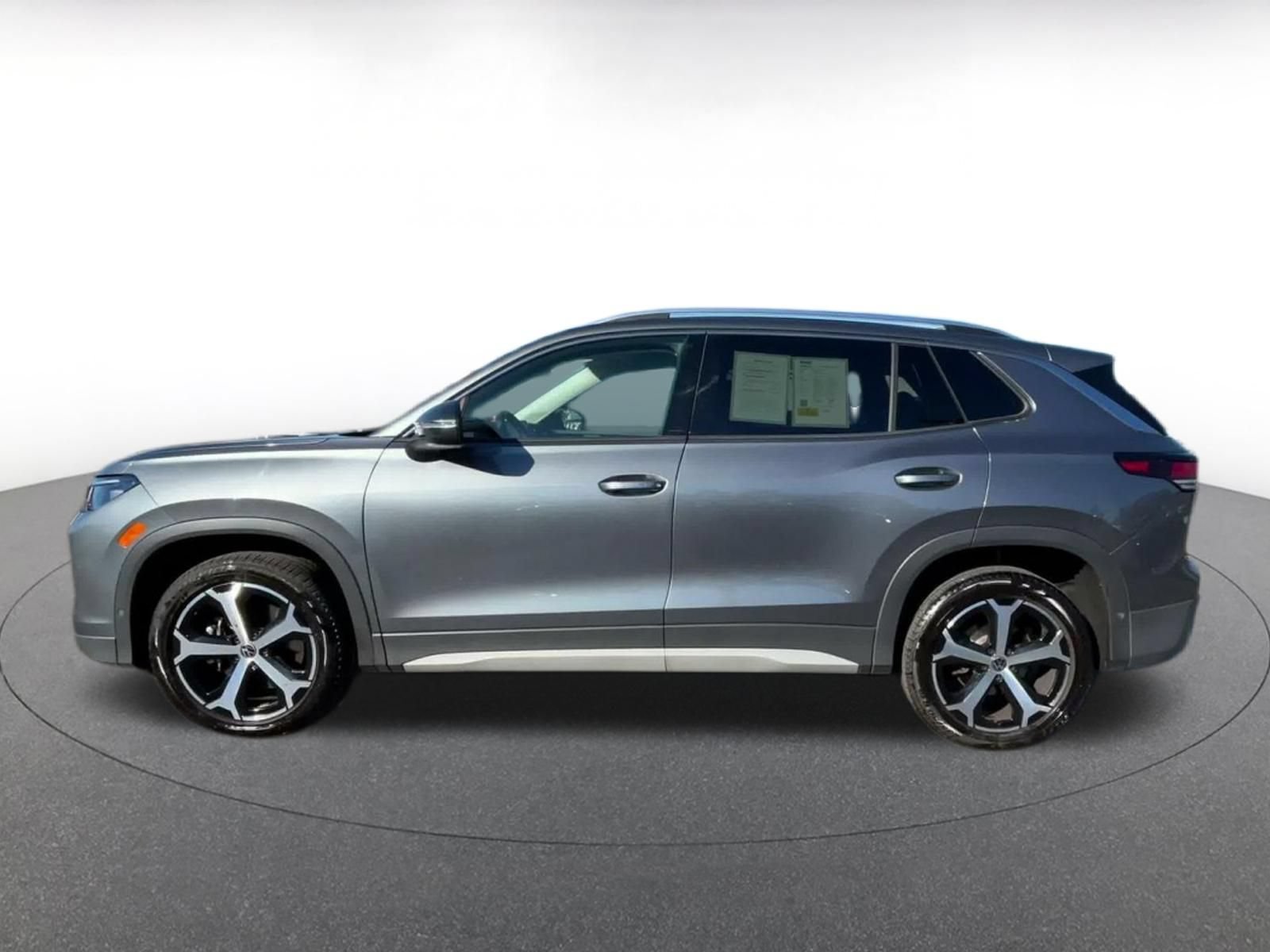 Used 2026 Volkswagen Tiguan SE AWD/4WD image 8