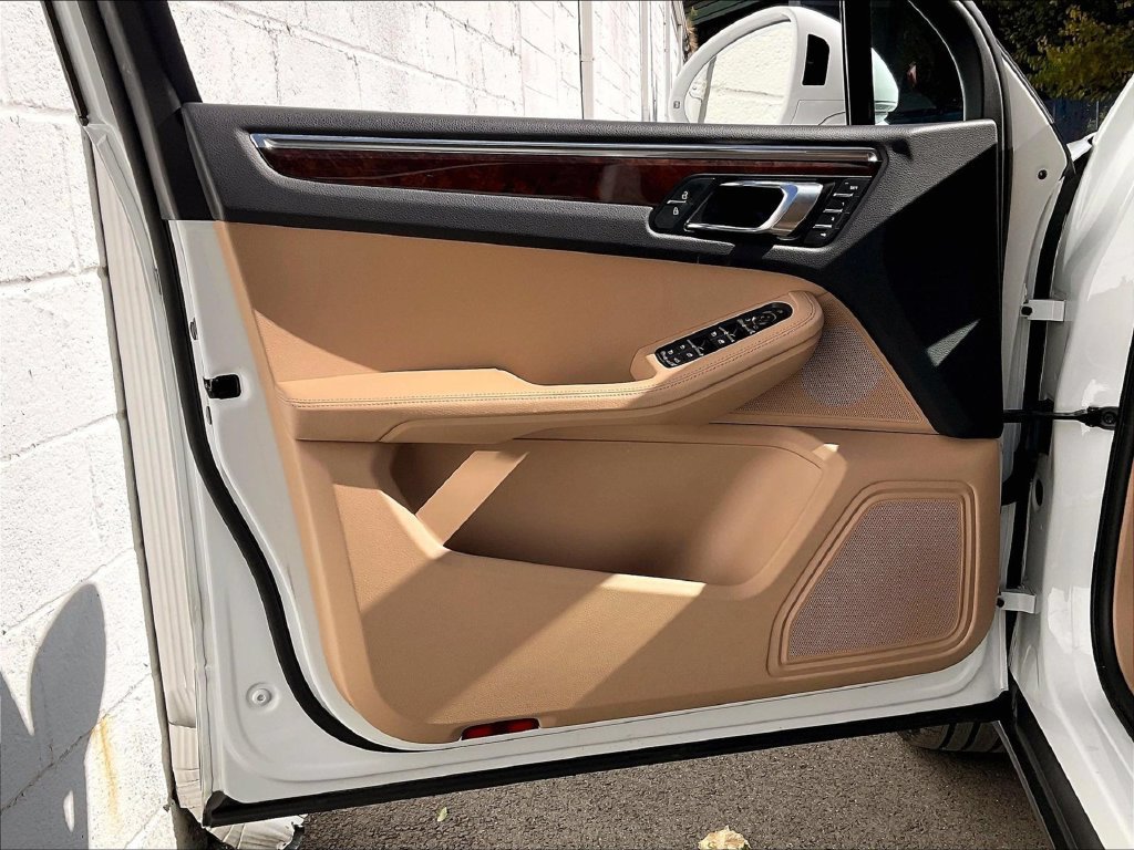 Certified 2023 Porsche Macan AWD/4WD image 28