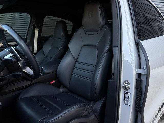 Certified 2022 Porsche Cayenne Platinum Edition image 5