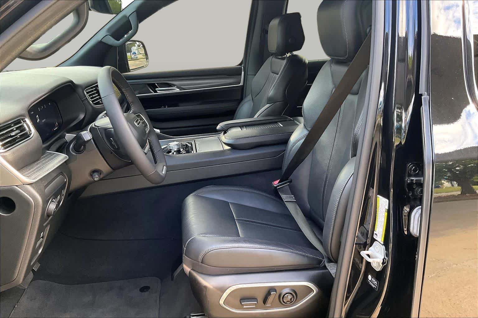 Used 2023 Jeep Wagoneer Series III w/ Premium Group I AWD/4WD image 8