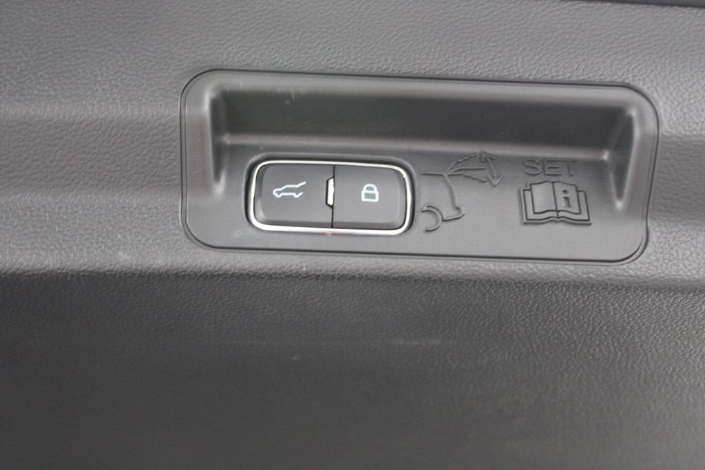 Used 2024 Ford Explorer XLT RWD image 32