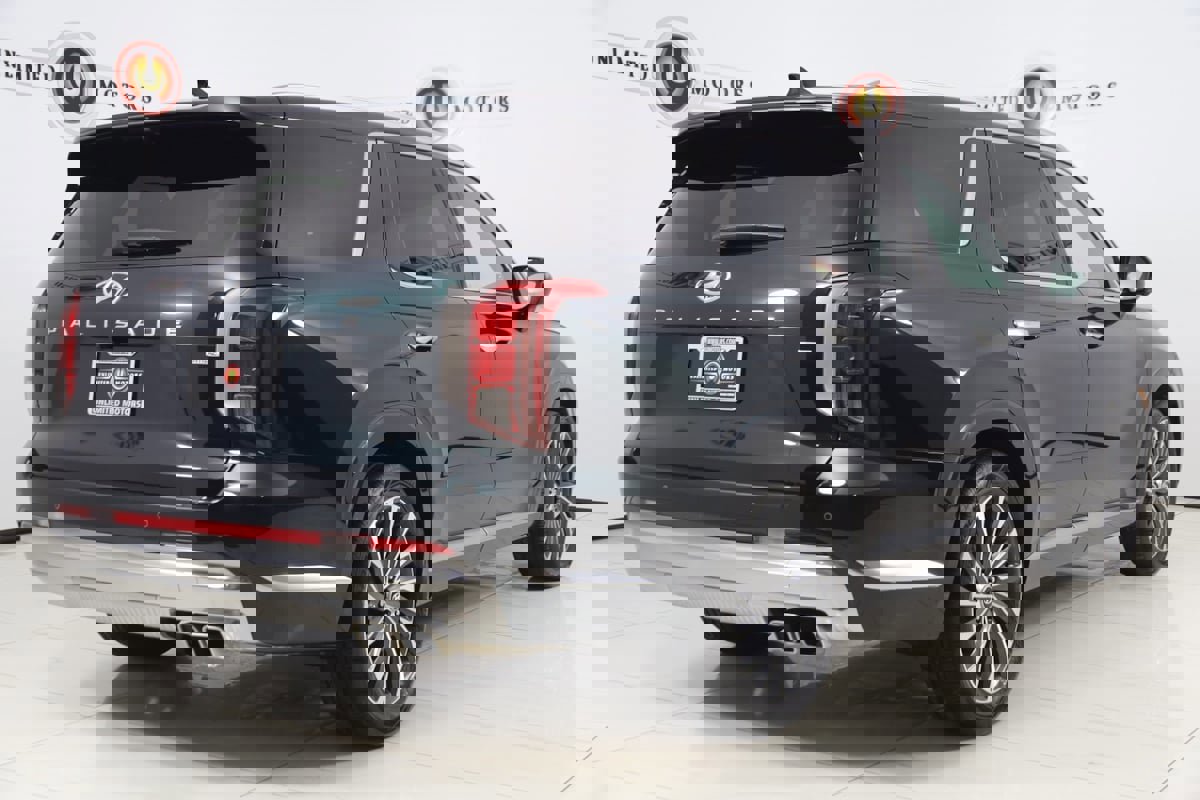 Used 2024 Hyundai Palisade Calligraphy image 3