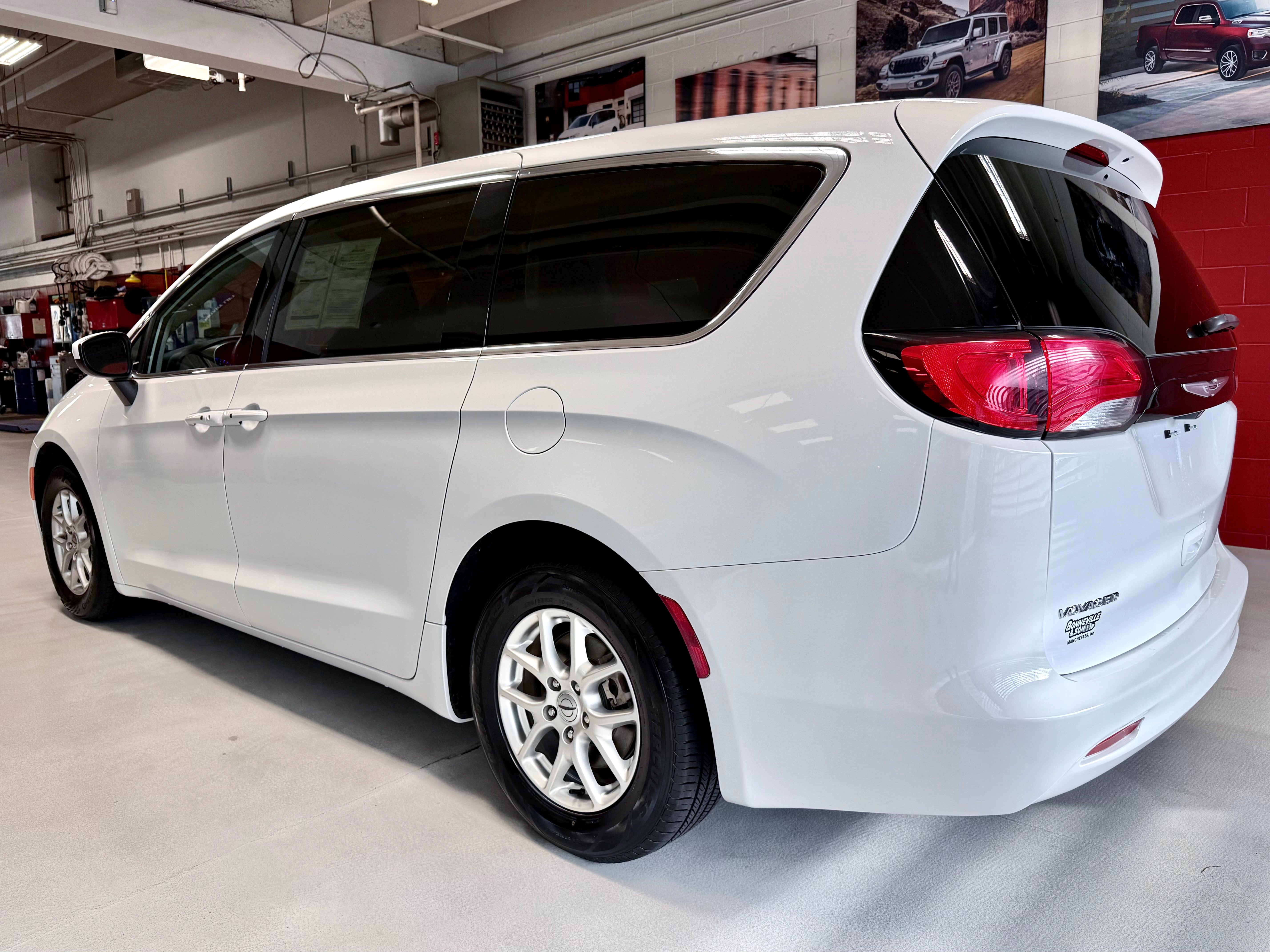 Certified 2023 Chrysler Voyager LX FWD image 5