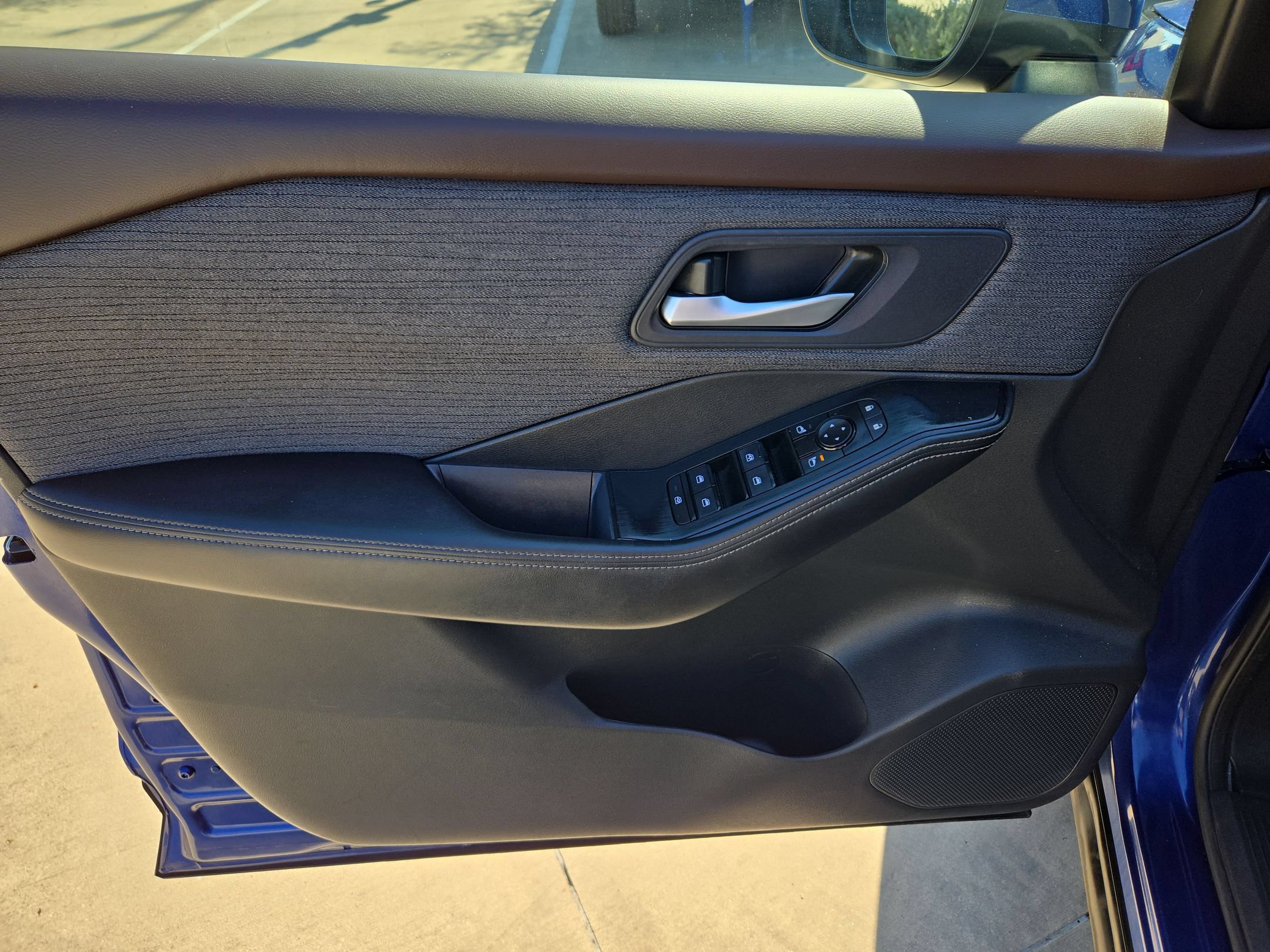 Used 2023 Nissan Rogue SV FWD image 11