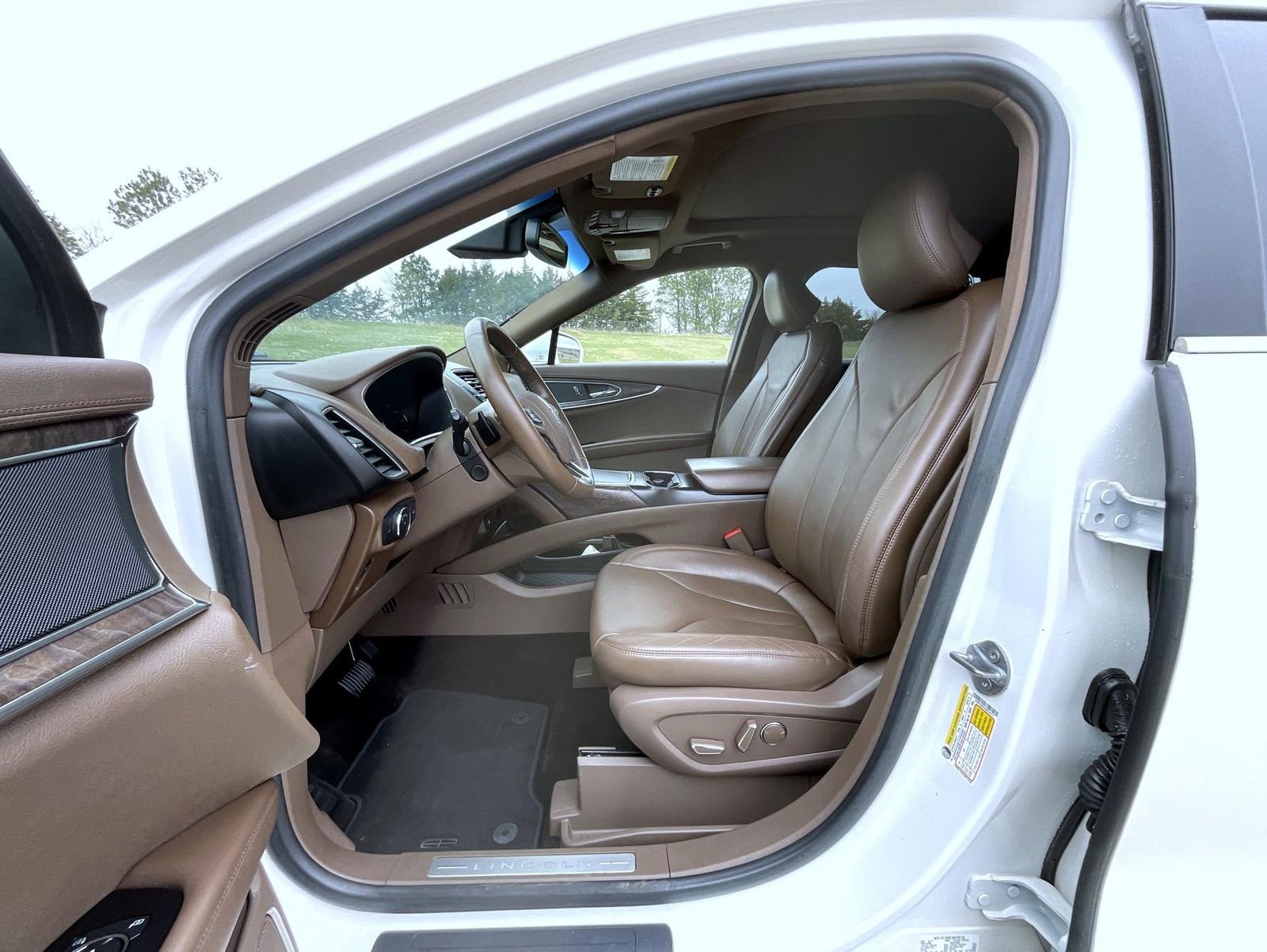 Used 2016 Lincoln MKX Reserve w/ Driver Assistance Package image 10