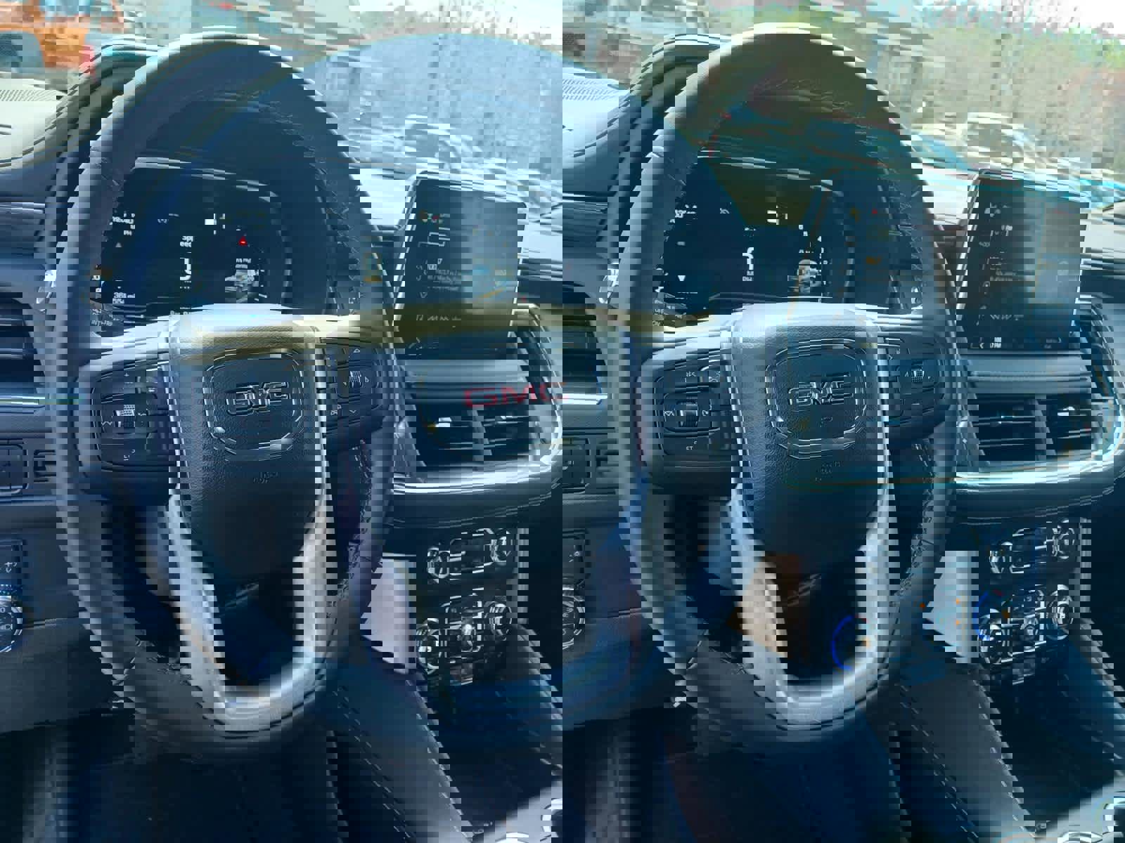 Used 2023 GMC Yukon XL SLT image 9