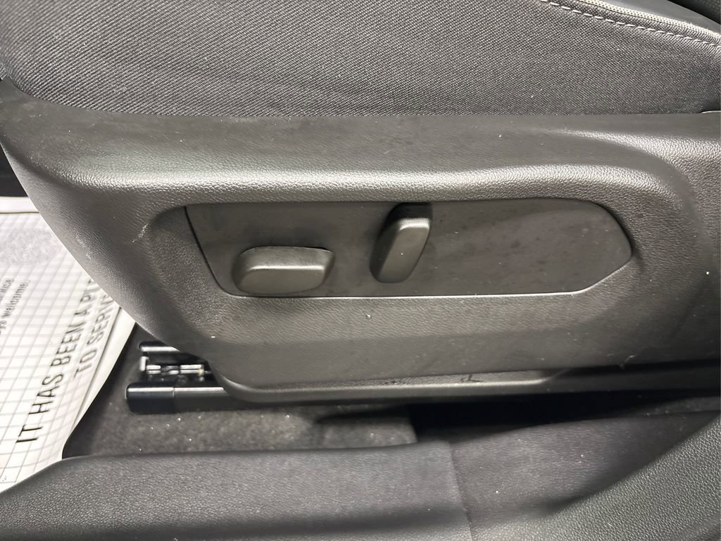 Used 2023 Buick Envision Essence image 36