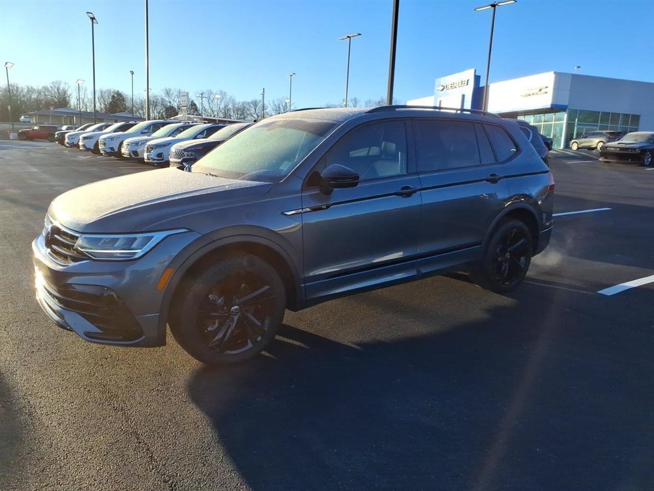 Used 2024 Volkswagen Tiguan SE R-Line FWD image 3