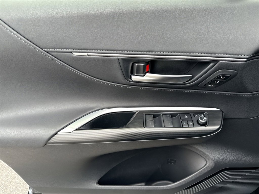 Used 2021 Toyota Venza XLE image 15