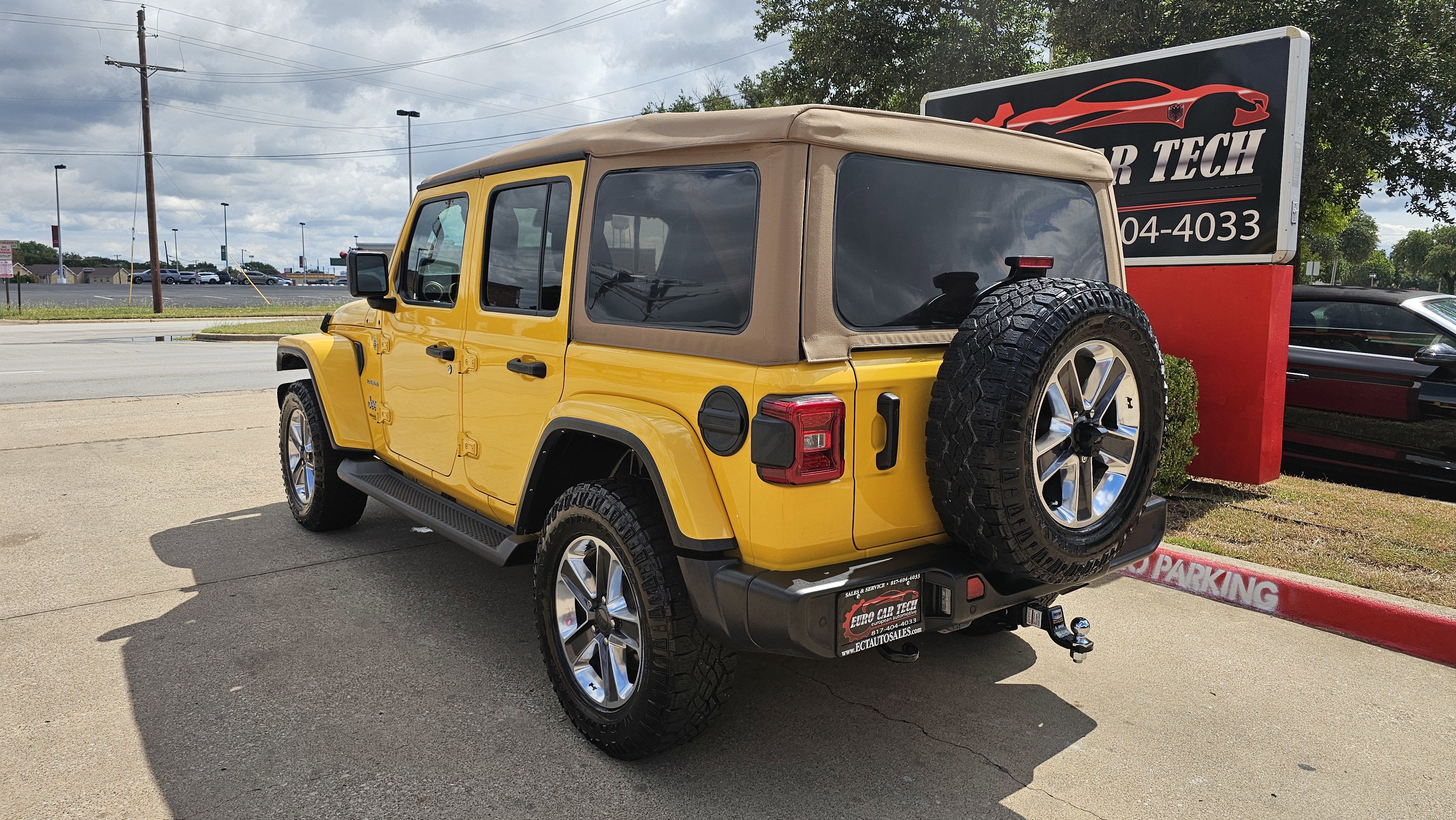 Used 2021 Jeep Wrangler Unlimited Sahara image 3