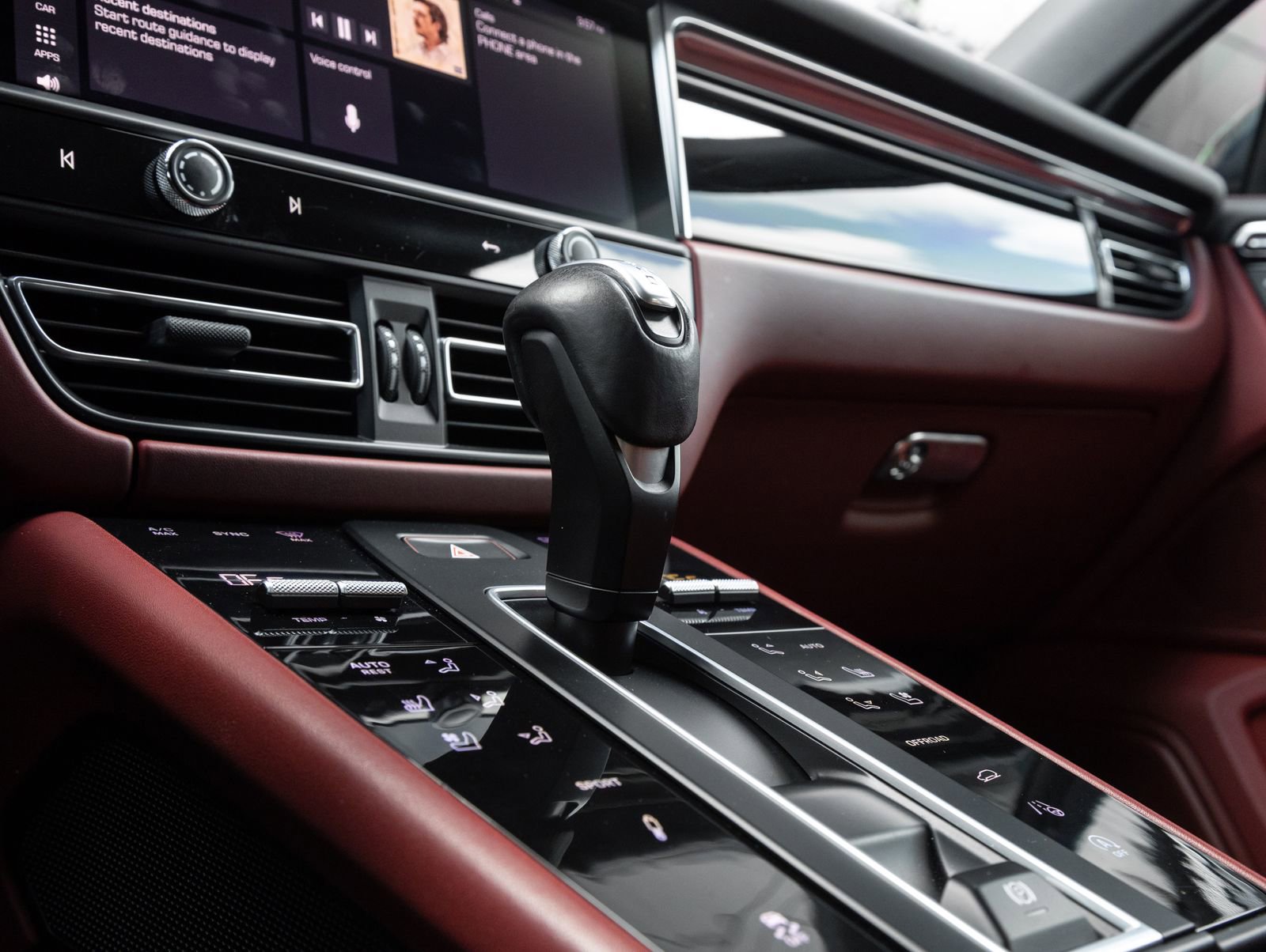 Certified 2023 Porsche Macan S AWD/4WD image 25