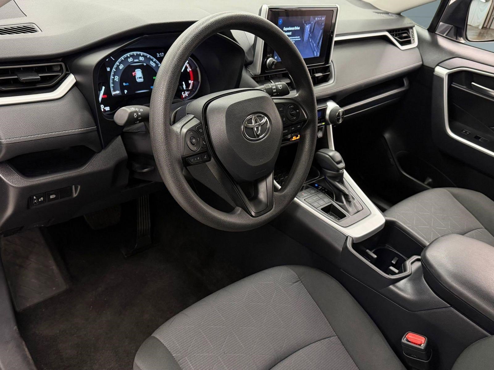 Used 2025 Toyota RAV4 XLE image 3