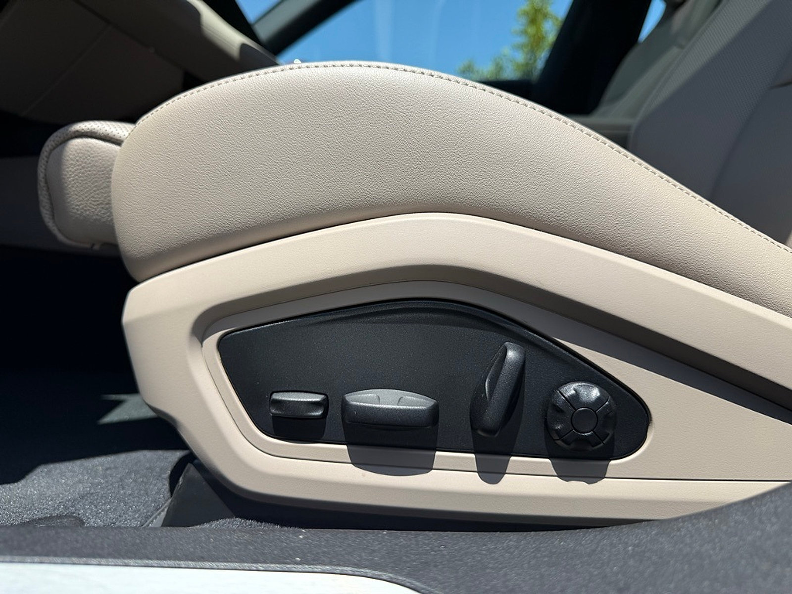 New 2025 Porsche Taycan 4S AWD/4WD image 28