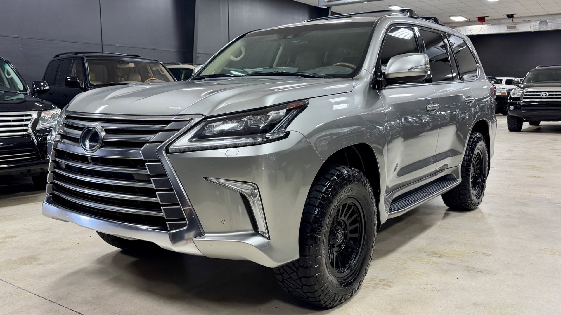 Used 2018 Lexus LX 570 4WD w/ Luxury Package image 29