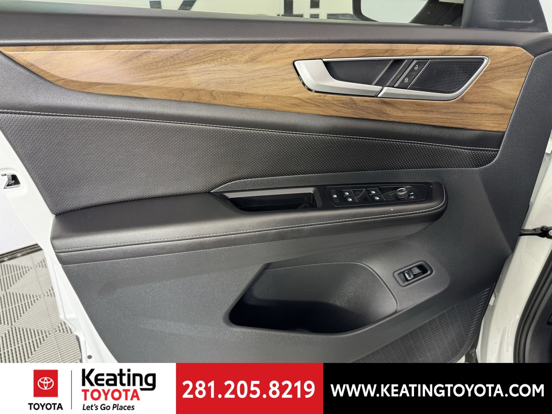 Used 2025 Volkswagen Atlas SE image 11