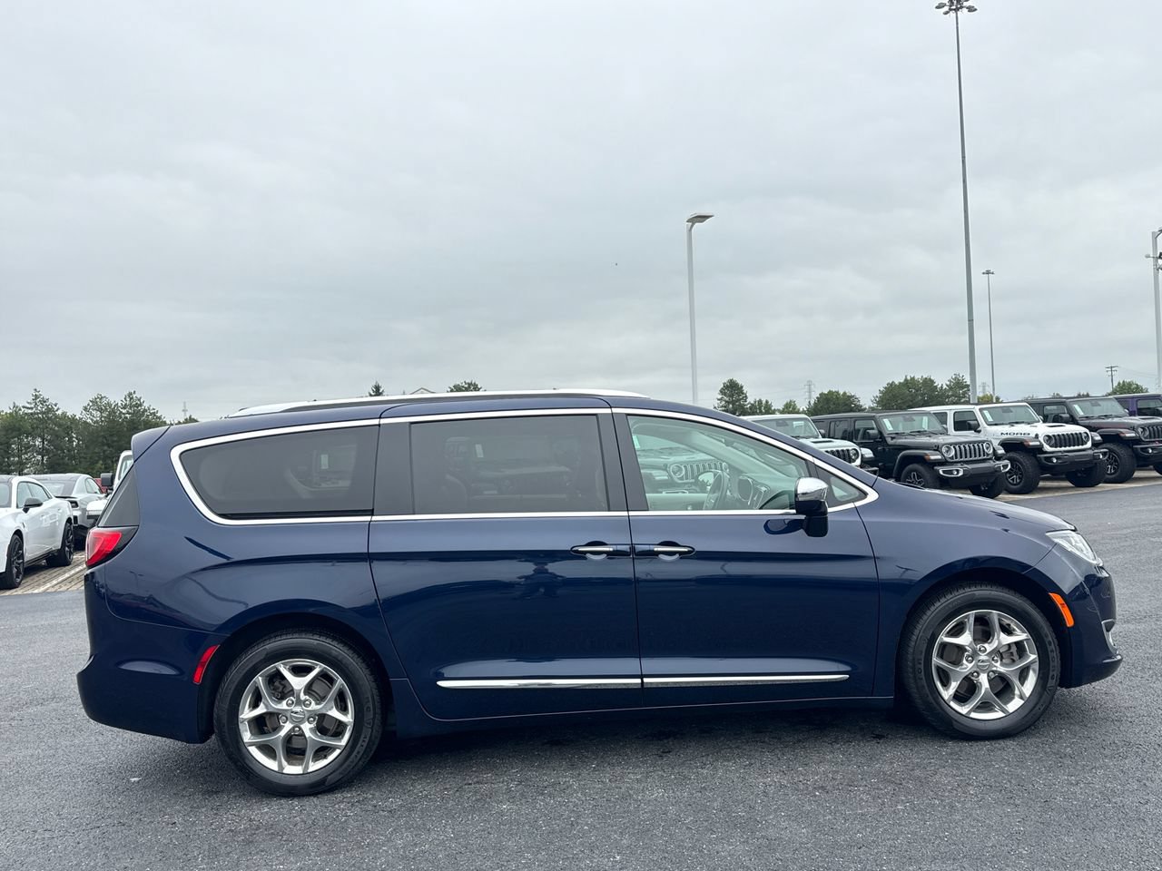 Used 2018 Chrysler Pacifica Limited FWD image 2